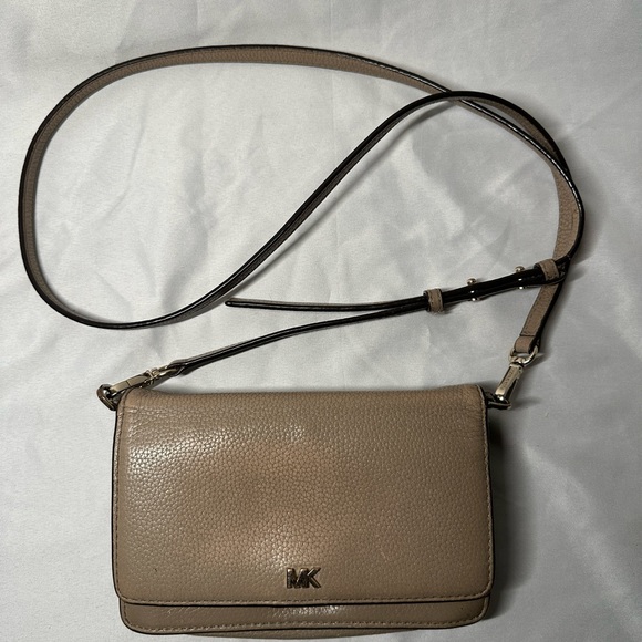 🔴Michael Kors Pebbled Crossbody - Picture 1 of 4